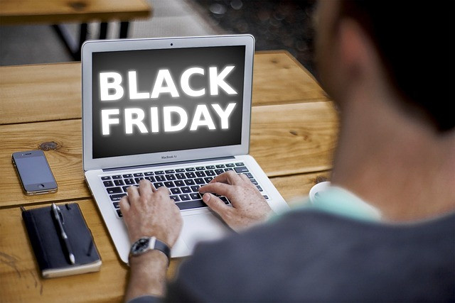 Fenomen zjawiska Black Friday. To również święto oszustów - jak nie dać się zmanipulować?