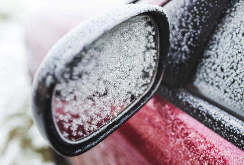Odśnieżanie auta. Auto Centrum Opolony radzi, jak zrobić to szybko i bezpiecznie