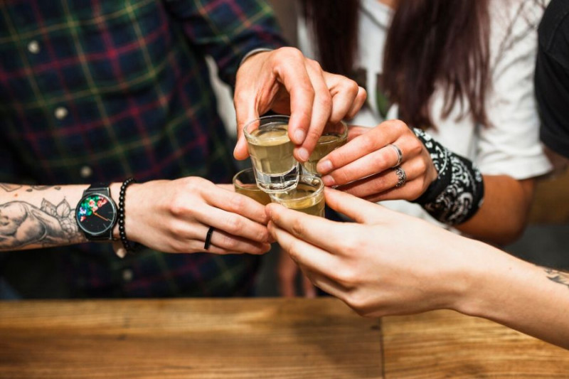 Pracownicy biorą coraz więcej L4 z powodu nadużycia alkoholu